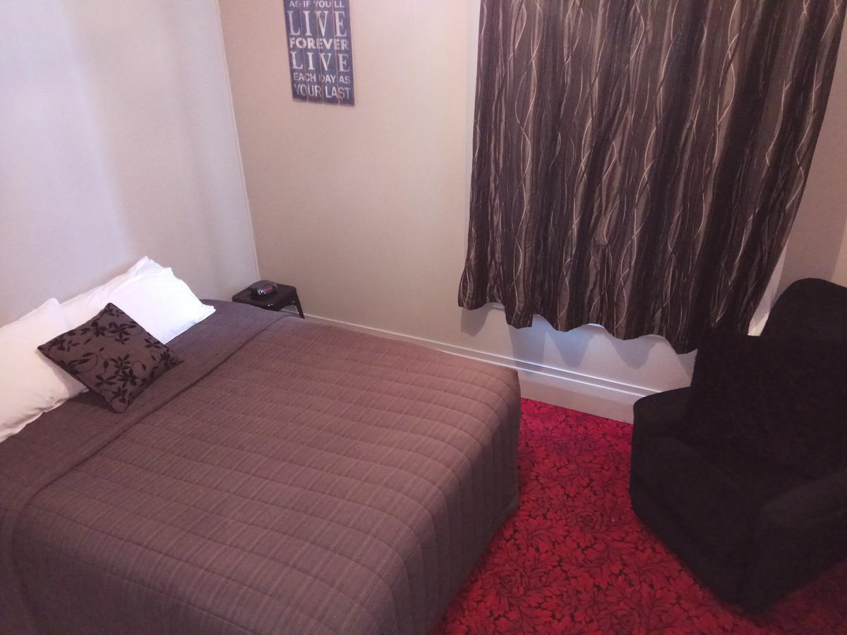 Otautau Hotel Экстерьер фото